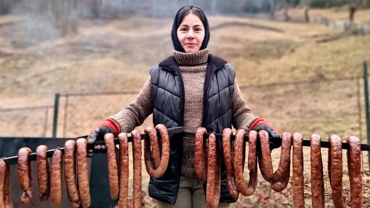 (ویدئو) زندگی در کوه های اوکراین؛ طرز تهیه سوسیس دودی خانگی به سبک اوکراینی