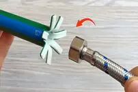 (ویدئو) 2 تکنیک درخشان برای اتصال شلنگ به لوله آب بدون نیاز به آداپتور و چسب!