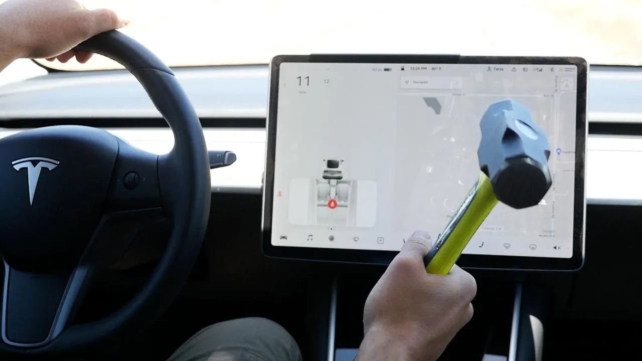 (ویدئو) اگر هنگام رانندگی صفحه نمایش خودرو تسلا 3 را بشکنید، چه اتفاقی می افتد؟