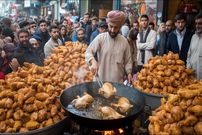 ببینید؛ غذای خیابانی در پاکستان؛ پخت پاکورای مرغ ترد در لاهور 