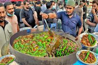 ببینید؛ غذای خیابانی در پاکستان؛ جگر بره سرخ شده با ادویه؛ غذای محبوب مردم کراچی 
