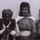 عکس| سفر زمان؛ عکس دسته‌جمعی گروهی از مردان و زنان کرد در دوران قاجار