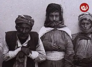 عکس| سفر زمان؛ عکس دسته‌جمعی گروهی از مردان و زنان کرد در دوران قاجار