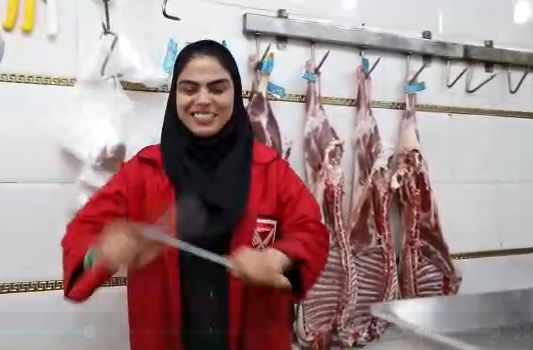 (ویدیو) مهارت چشم‌نواز یک دختر جوان در قصابی؛ هنرنمایی با چاقو، ساطور و مچ‌بند ایران!