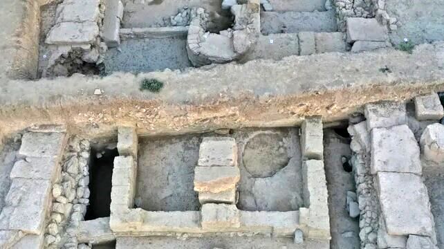 (عکس) کشف یک معبد ۲۷۰۰ ساله عجیب با اسکلت‌های سوخته 