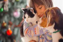 خطر نگهداری سگ و گربه برای سلامت این کودکان
