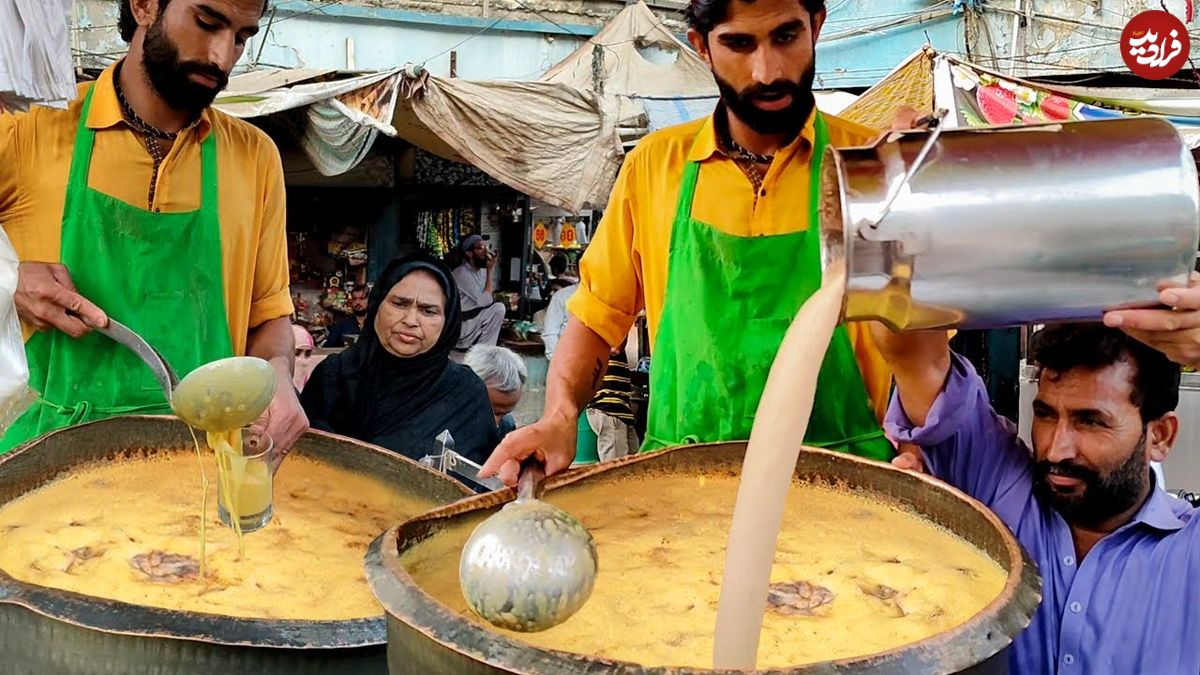 ببینید| غذای خیابانی در پاکستان؛ تهیه میلک شیک موز و انبه در کراچی