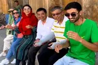 (ویدئو) خوانندگی جالب یک پسر برای گردشگران خارجی
