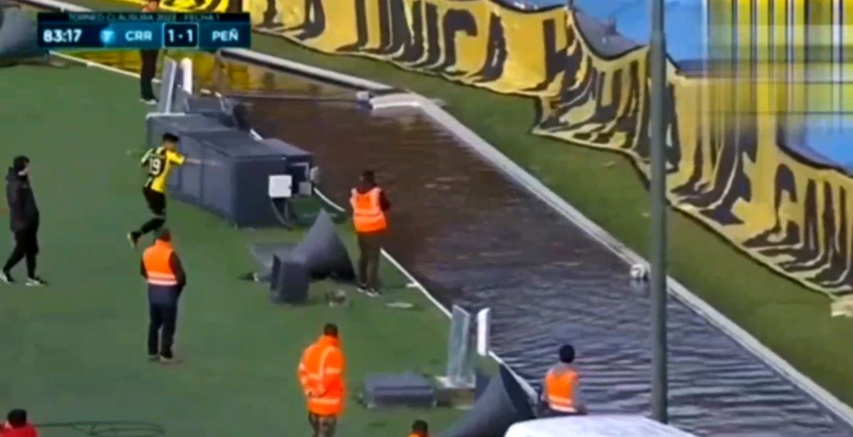 ( ویدیو) کشیدن خندق آبی دور زمین فوتبال برای جلوگیری از ورود هواداران!