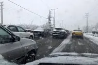 (ویدیو) گرفتار شدن ده‌ها خودرو در محور سنندج به دیواندره