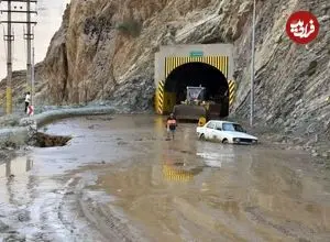 عکس| سفر به ایران قدیم؛ یک خانواده با خودرویی کلاسیک در جاده چالوس؛ سال 1339