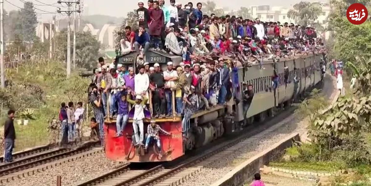 (عکس) قطارهایی که هندی‌ها را به مقصد می‌رسانند!