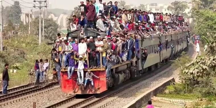 (عکس) قطارهایی که هندی‌ها را به مقصد می‌رسانند!