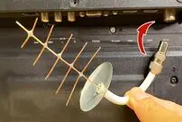 (ویدئو) یک روش آسان برای ساخت قوی ترین آنتن تلویزیون دنیا در 8 دقیقه!