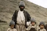 عکس| سفر زمان؛ تصویر رنگی‌شده از «مردم کلاردشت» که به تماشای کاروان ناصرالدین شاه آمده بودند
