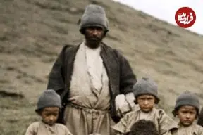 عکس| سفر زمان؛ تصویر رنگی‌شده از «مردم کلاردشت» که به تماشای کاروان ناصرالدین شاه آمده بودند