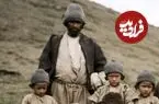 عکس| سفر زمان؛ تصویر رنگی‌شده از «مردم کلاردشت» که به تماشای کاروان ناصرالدین شاه آمده بودند