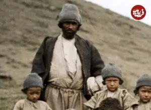 عکس| سفر زمان؛ تصویر رنگی‌شده از «مردم کلاردشت» که به تماشای کاروان ناصرالدین شاه آمده بودند