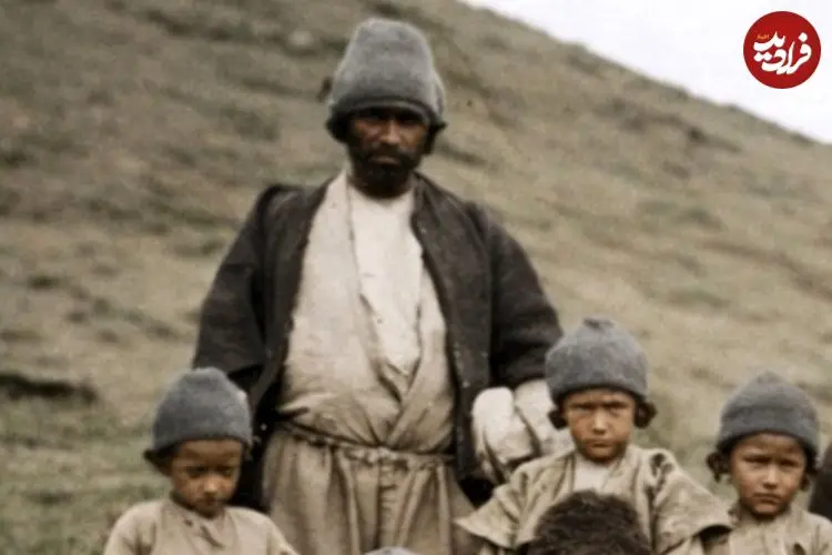 عکس| سفر زمان؛ تصویر رنگی‌شده از «مردم کلاردشت» که به تماشای کاروان ناصرالدین شاه آمده بودند