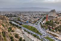 عکس؛ سفر به تاریخ؛ زن و مرد شیرازی با لباس محلی در پمپ بنزین؛ سال 1353