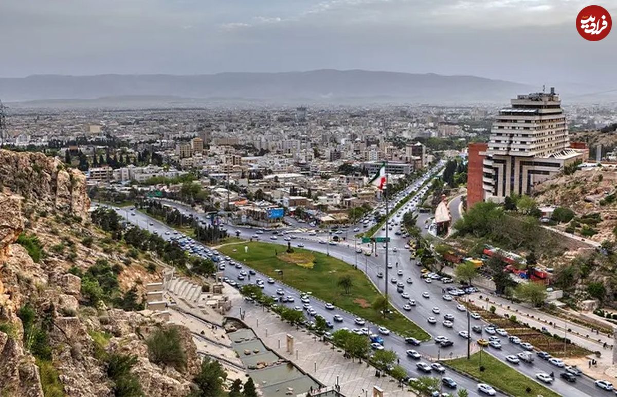 عکس؛ سفر به تاریخ؛ زن و مرد شیرازی با لباس محلی در پمپ بنزین؛ سال 1353