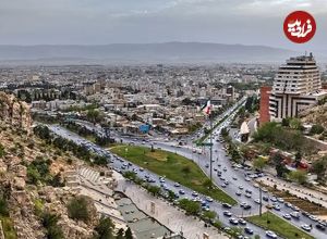 عکس؛ سفر به تاریخ؛ زن و مرد شیرازی با لباس محلی در پمپ بنزین؛ سال 1353