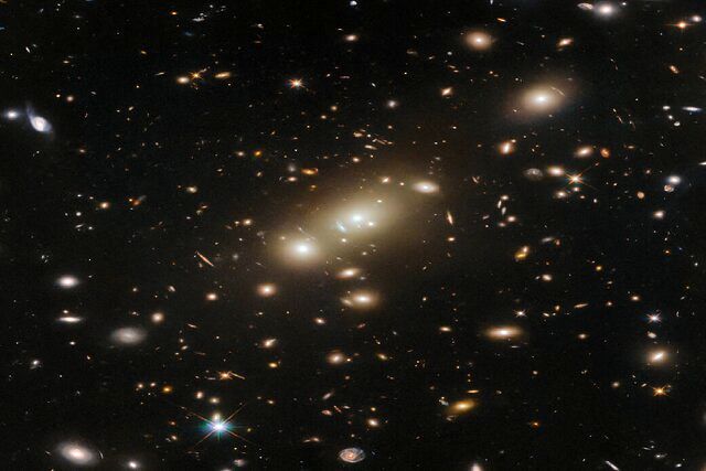 عکس «تلسکوپ فضایی هابل» از یک خوشه کهکشانی دوردست
