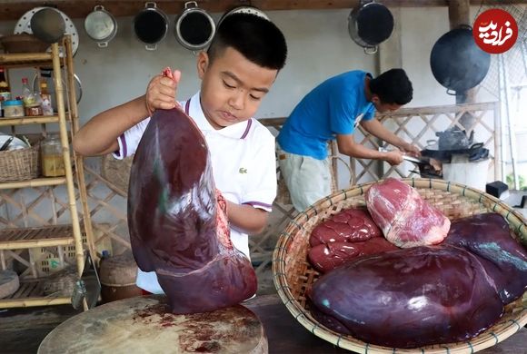 (ویدئو) پخت متفاوت جگر گاو توسط این جوان روستایی تایلندی و خواهر و برادر کوچک اش