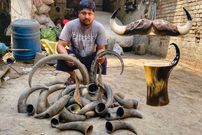 ببینید؛ فرآیند دیدنی ساخت ماگ با شاخ گاومیش در یک کارگاه 