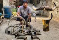 ببینید؛ فرآیند دیدنی ساخت ماگ با شاخ گاومیش در یک کارگاه 