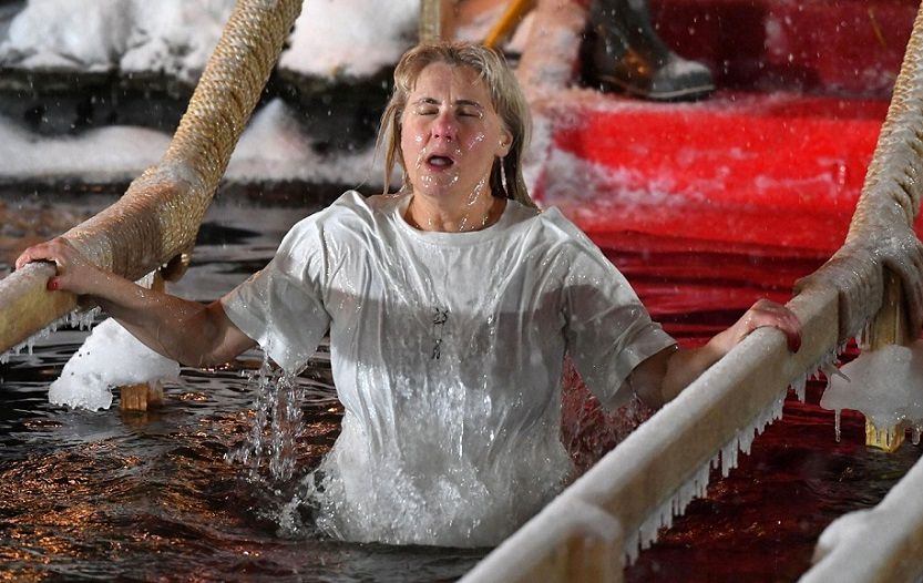 (تصاویر) روس‌ها سردترین «غسل» جهان را به جا آوردند