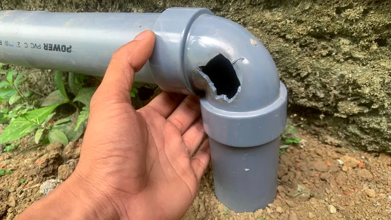 (ویدئو) چگونه می توان یک لوله آب شکسته را مثل آب خوردن تعمیر کرد؟ 