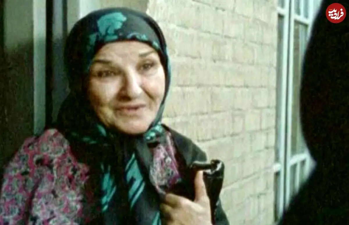 عکس| سفر در زمان؛ «ماهچهره خلیلی» در حال بوسیدن مادربزرگ اش «پروین سلیمانی»؛ دهه 80