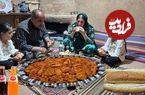 ببینید؛ غذای روستایی در ایران؛ پخت سوسیس بندری توسط زوج روستایی