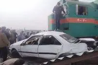 (ویدئو) لحظه تصادف هولناک لوکوموتیو با یک دستگاه خودرو سواری در زاهدان 