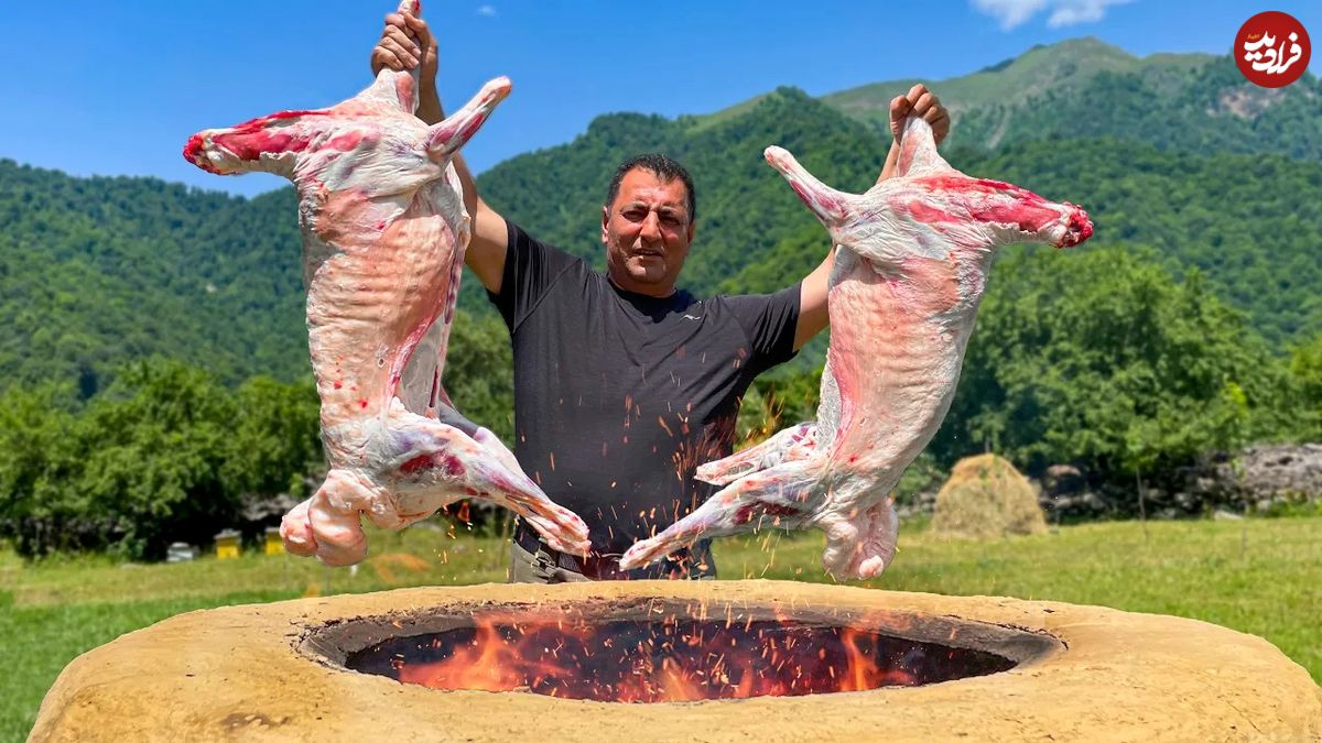 (ویدئو) کباب گوشت گوسفند، بادمجان و گوجه به سبک خاص آشپز مشهور روستایی در تنور