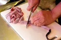 ببینید| غذای خیابانی در ژاپن؛ پخت یک غذای خاص با مار و کلاغ در توکیو