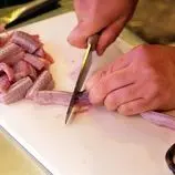 ببینید| غذای خیابانی در ژاپن؛ پخت یک غذای خاص با مار و کلاغ در توکیو