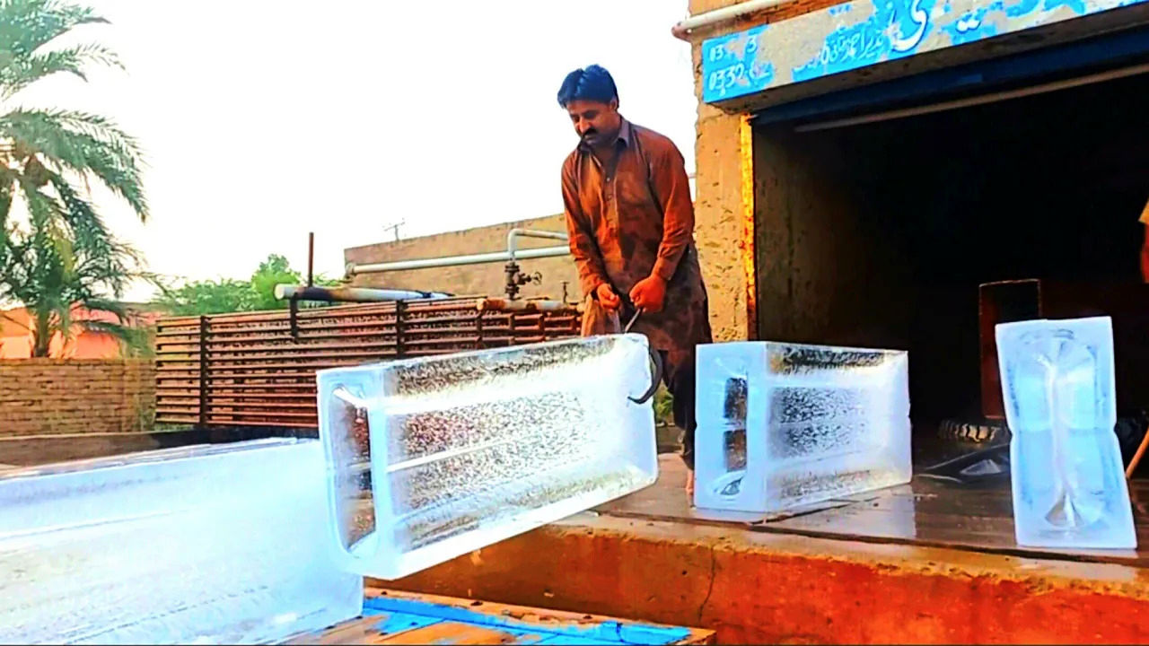 (ویدئو) فرآیند شگفت انگیز ساخت قالب های یخ بزرگ در کارخانه پاکستانی