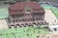 (ویدئو) جابه‌جایی غول‌آسا؛ خانه ۱۰۰ساله ۲۶۰۰ تُنی