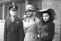 عکس| سفر در زمان؛ «فوزیه ملکه سابق ایران» به همراه فرزند و همسر دوم اش؛ سال 1334