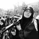عکس| سفر زمان؛ رژۀ دختران جوان با اسلحه در تهران؛ دهۀ 60