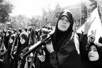 عکس| سفر زمان؛ رژۀ دختران جوان با اسلحه در تهران؛ دهۀ 60