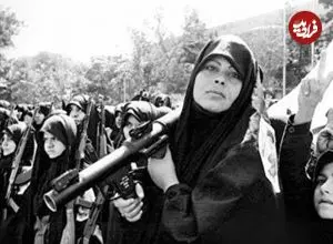 عکس| سفر زمان؛ رژۀ دختران جوان با اسلحه در تهران؛ دهۀ 60