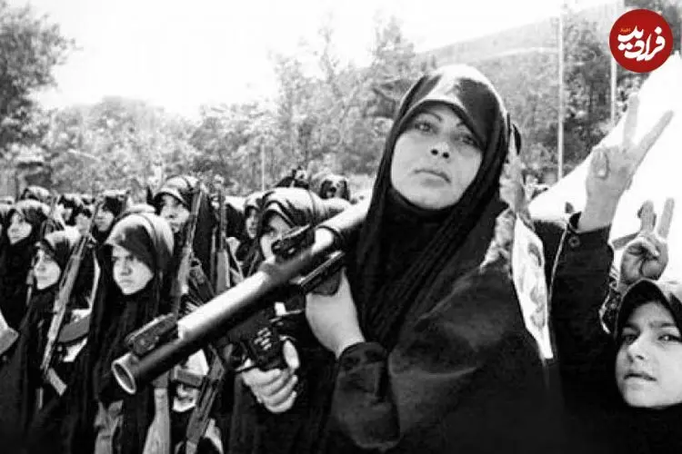 عکس| سفر زمان؛ رژۀ دختران جوان با اسلحه در تهران؛ دهۀ 60