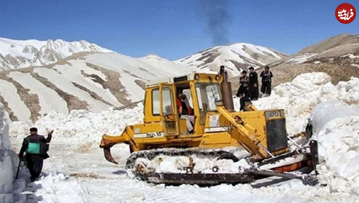 (تصاویر) زمستان در تابستان سبلان! برفروبی برای بازگشایی راههای عشایری