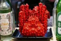 ببینید| غذای خیابانی در تایوان؛ شاه خرچنگ بخار پز شده با زنجبیل و پیازچه در تایپه