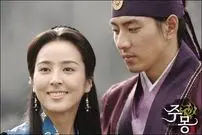 عکس| سفر زمان؛ «سوسانو» در حال امضا دادن به یک هوادار در پشت‌صحنه سریال «جومونگ»