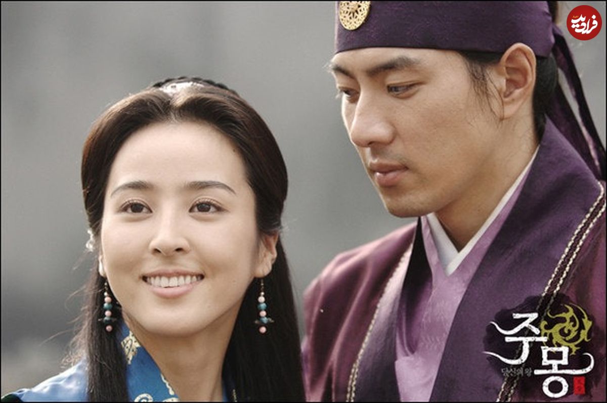 عکس| سفر زمان؛ «سوسانو» در حال امضا دادن به یک هوادار در پشتصحنه سریال «جومونگ»