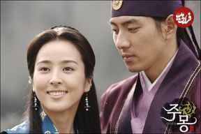 عکس| سفر زمان؛ «سوسانو» در حال امضا دادن به یک هوادار در پشت‌صحنه سریال «جومونگ»